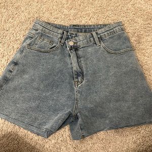 High wasted, loose fit shorts
